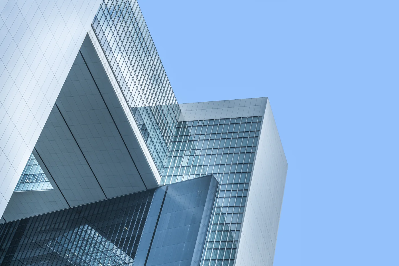 现代智能建筑玻璃幕墙外观